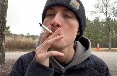 Лечение зависимости от табакокурения в Невеле Мужчина с сигаретой делает затяжку